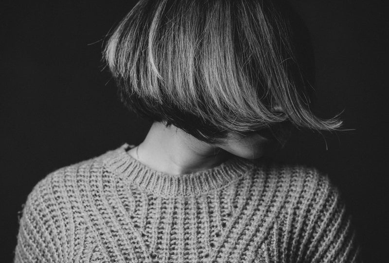 Portrait noir et blanc d'une femme aux cheveux fins, illustration d'un guide pour donner du volume aux cheveux fins