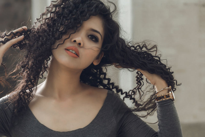 Femme aux cheveux bouclés bien définis, illustration boucles sans chaleur naturelles