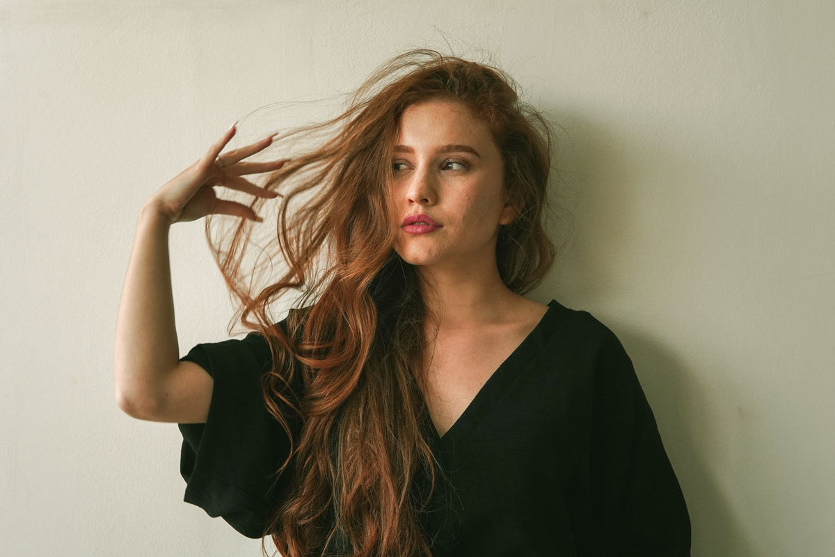 Femme aux longs cheveux brillants — faire pousser ses cheveux plus vite naturellement