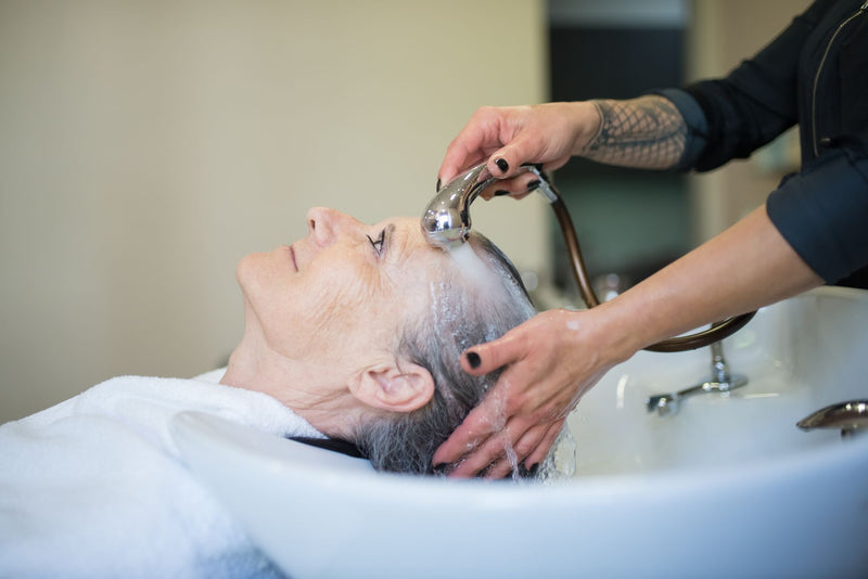 Shampoing doux au bac chez le coiffeur pour préserver un soin à la kératine sur les cheveux